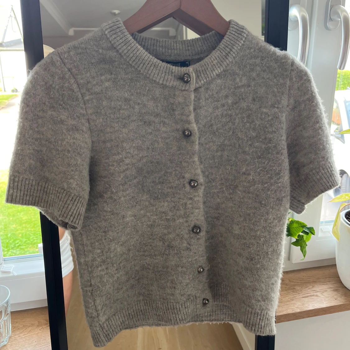Grå kortärmad kofta med knappar - 3