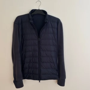 Mörkblå Woolrich Cardigan - Mörkblå cardigan från Woolrich. Den är mycket svår att hitta och slutsåld överallt i storlek M. Jackan har quiltad framsida med dragkedja. Storlek: M - Skicket på cardiganen är väldigt bra utan några defekter alls, nästintill nytt skick - Pris: 1299 - Nypris: 4600 - Skriv vid funderingar!