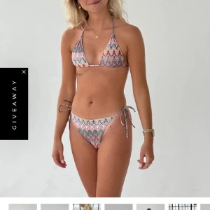 Mönstrad bikini med knyt i sidorna - Snygg trekantsbikini med pastelligt mönster i rosa, vit och grå. Överdelen har tunna axelband som knyts i nacken och ryggen, och underdelen har knyt i sidorna för perfekt passform. Perfekt för stranden eller poolen.