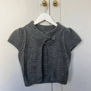 Bolero kofta från Reserved - Supergullig mörkgrå bolero från Reserved. Sparsamt använd.🩶