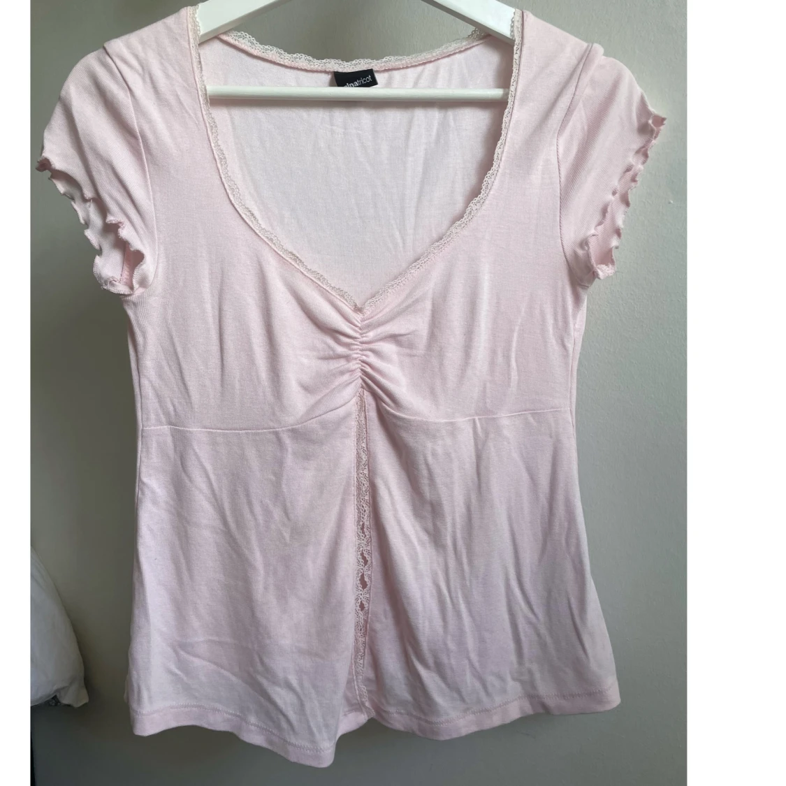 Ljusrosa topp med spets från Gina Tricot - 1