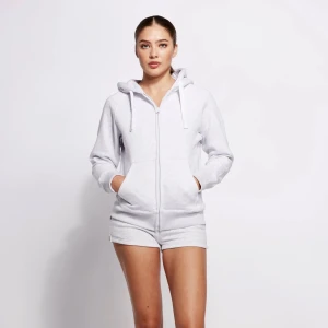 Ljusgrå zip hoodie från Russemerch, XS - Ljusgrå hoodie med dragkedja och huva från Russemerch. Mjuk bomullskänsla, ribbade muddar och fickor framtill. Snygga breda snören i huvan och relaxed fit. Säljer då den inte kommer till användning 💕