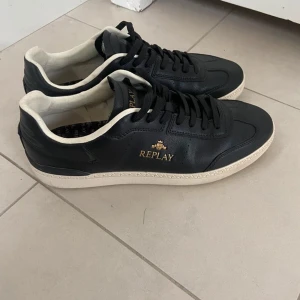 Replay Sneakers Svarta - Storlek 44 - Säljer Replay sneakers i svart, knappt använda, i storlek 44 | Skick: 9 / 10 | Nypris: ~1500 | Vårt pris: 899