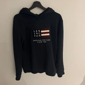 Marinblå hoodie från Lexington - Marinblå lexington hoodie som knappt har används skick 10/10 perfekt inför hösten, vid fler frågor och funderingar är de bara att höra av sig, mvh