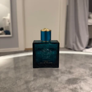 Versace Eros  - Versace Eros parfym , luktar sjukt gott , skriv vid fler frågor eller funderingar. Mvh