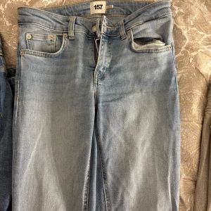 Ljusblå bootcut jeans från 157 - Snygga ljusblå jeans från 157 med klassisk femficksdesign och bootcut-ben. Jeansen har normal midja och är tillverkade i mjukt denimtyg som ger en avslappnad vibe. Perfekta för dig som gillar en retroinspirerad look.