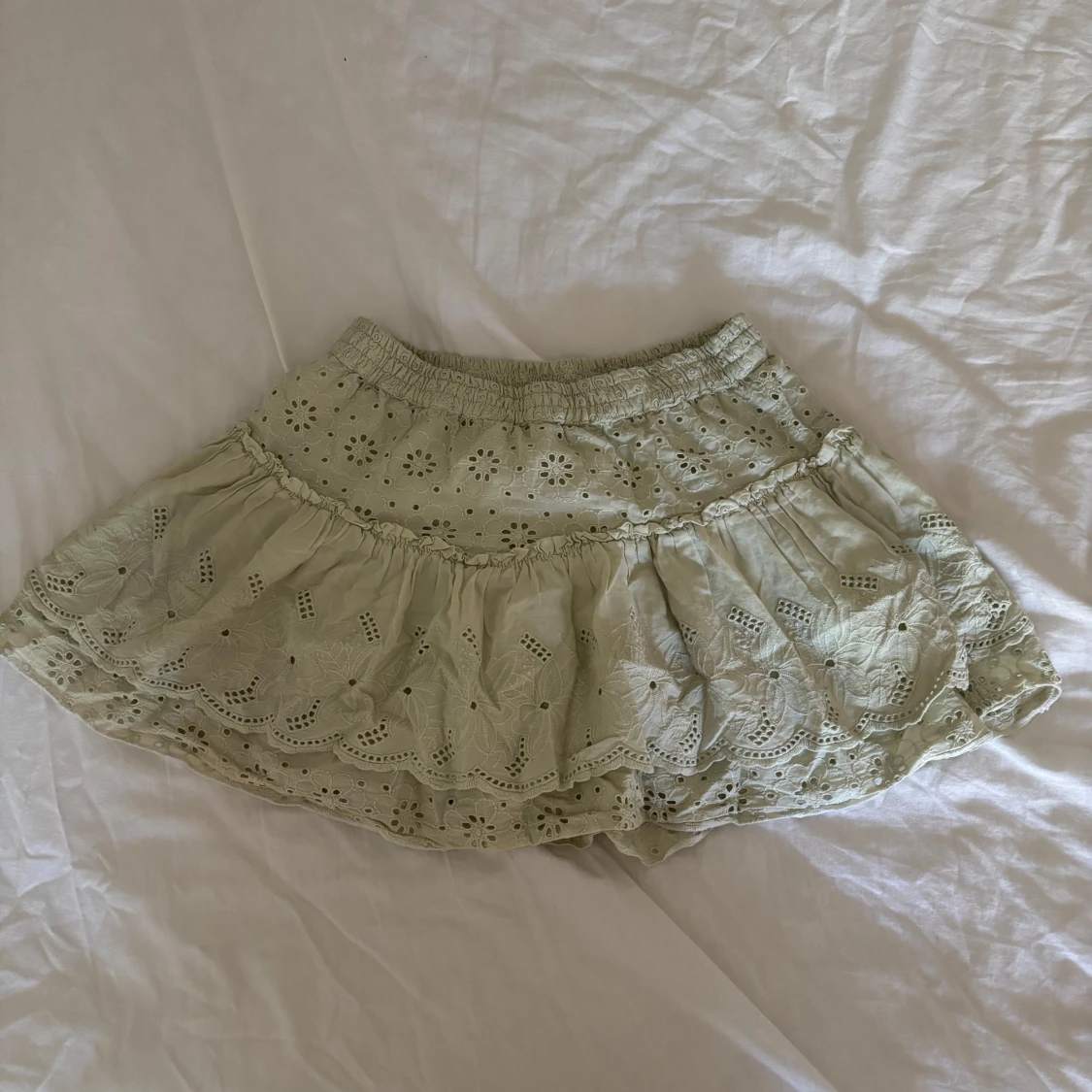 Ljusgrön broderad kjol från Zara