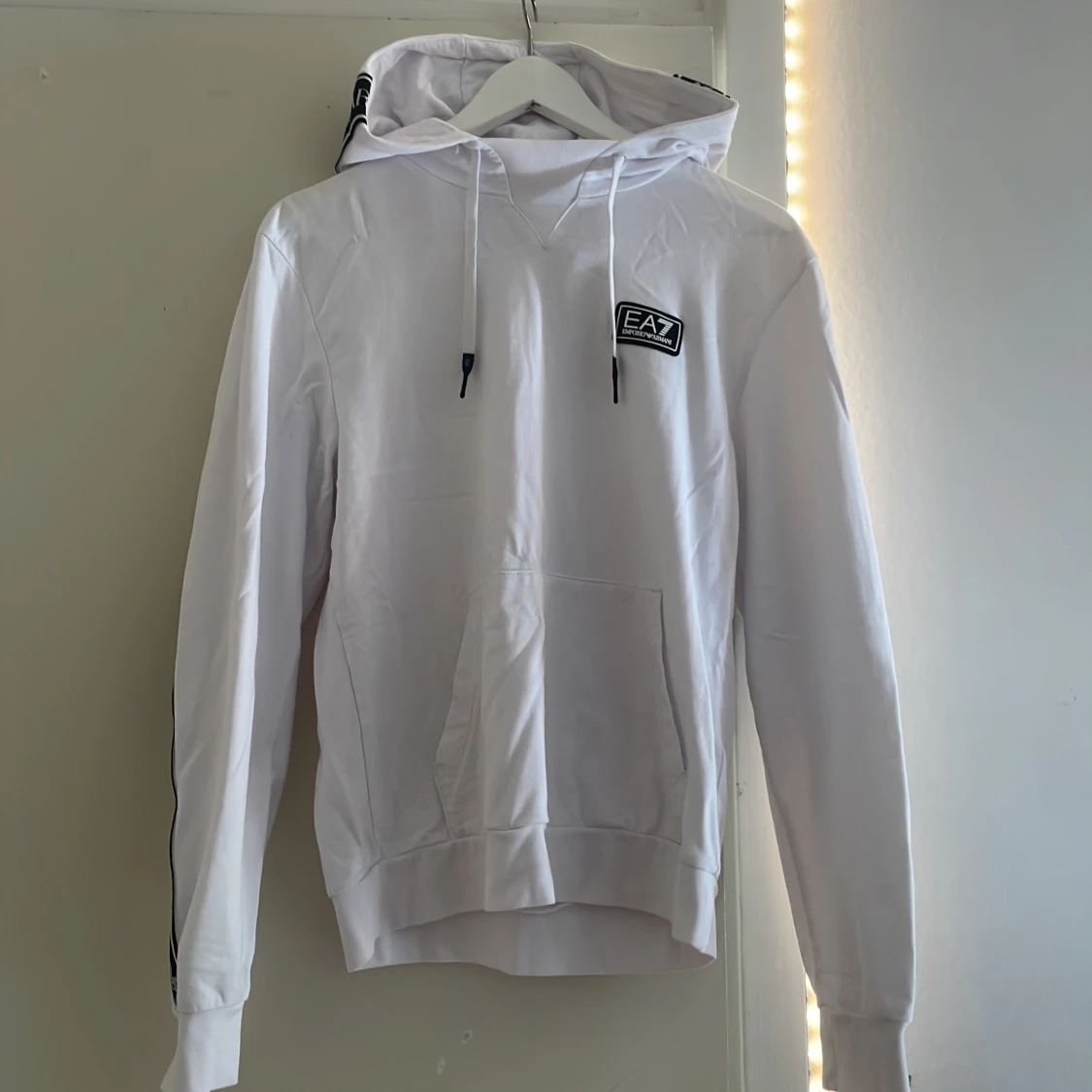Vit EA7 hoodie med logoband (oanvänd) - 2