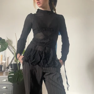 Svart meshtopp - Svart meshtopp med dragkedja i sidan och knytband runt midjan och vid ärmsluten 🫶🏻 Så snygg att ha på fest! 