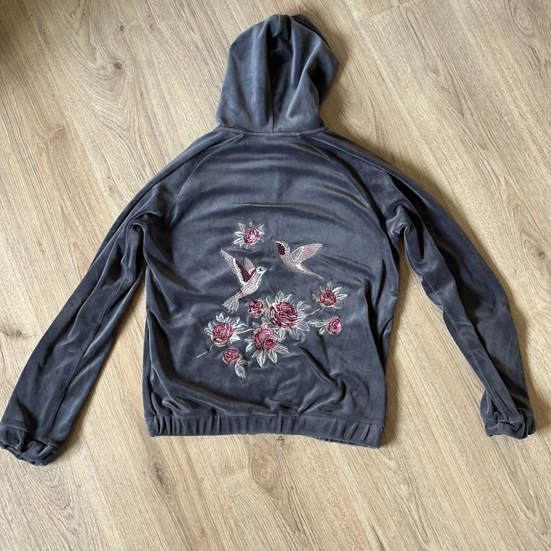 Grå kofta med broderi - 1