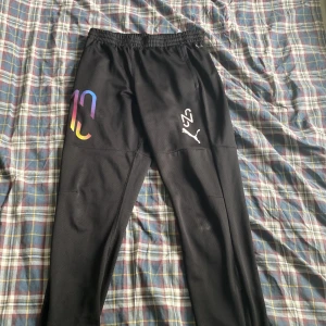 Träningsbyxor Puma  - Använt några gånger hyfsat  bra skick storlek 13-14 år