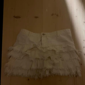 Mango jeans kjol volang vit - Ny skick använd en gång as söt volang kjol