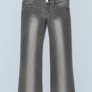 Populära jeans från weekday - Snygga grå jeans med bootcut passform från weekday storlek 24/32 men de är uppsydda som man ser på bild åvan så nu är de ungefär 24/30 skulle jag tro därmed priset🥰