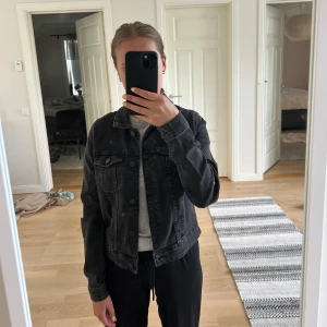Jeansjacka  - En super fin grå/svart jeansjacka från Noisy May i storlek S💕 Mycket fint skick