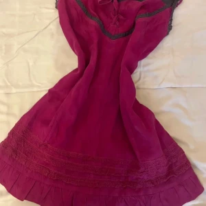 Rosa-lila Odd Molly kort klänning - En super vacker Odd Molly miniklänning med ett vackert mönster och en unik färg.   Fungerar både som miniklänning eller som nattlinne. Aldrig använd endast testad.  Storlek 1, osäker på motsvarighet i vanlig storlek men skulle säga S-XS då den inte är strechig. Passar mig som vanligtvis är XS-XXS