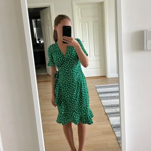 Sommarklänning - Säljer denna fina klänningen från Only i storlek 34! Aldrig använd💕 Man bryter den i sidan vilket ger en snygg detalj🤍