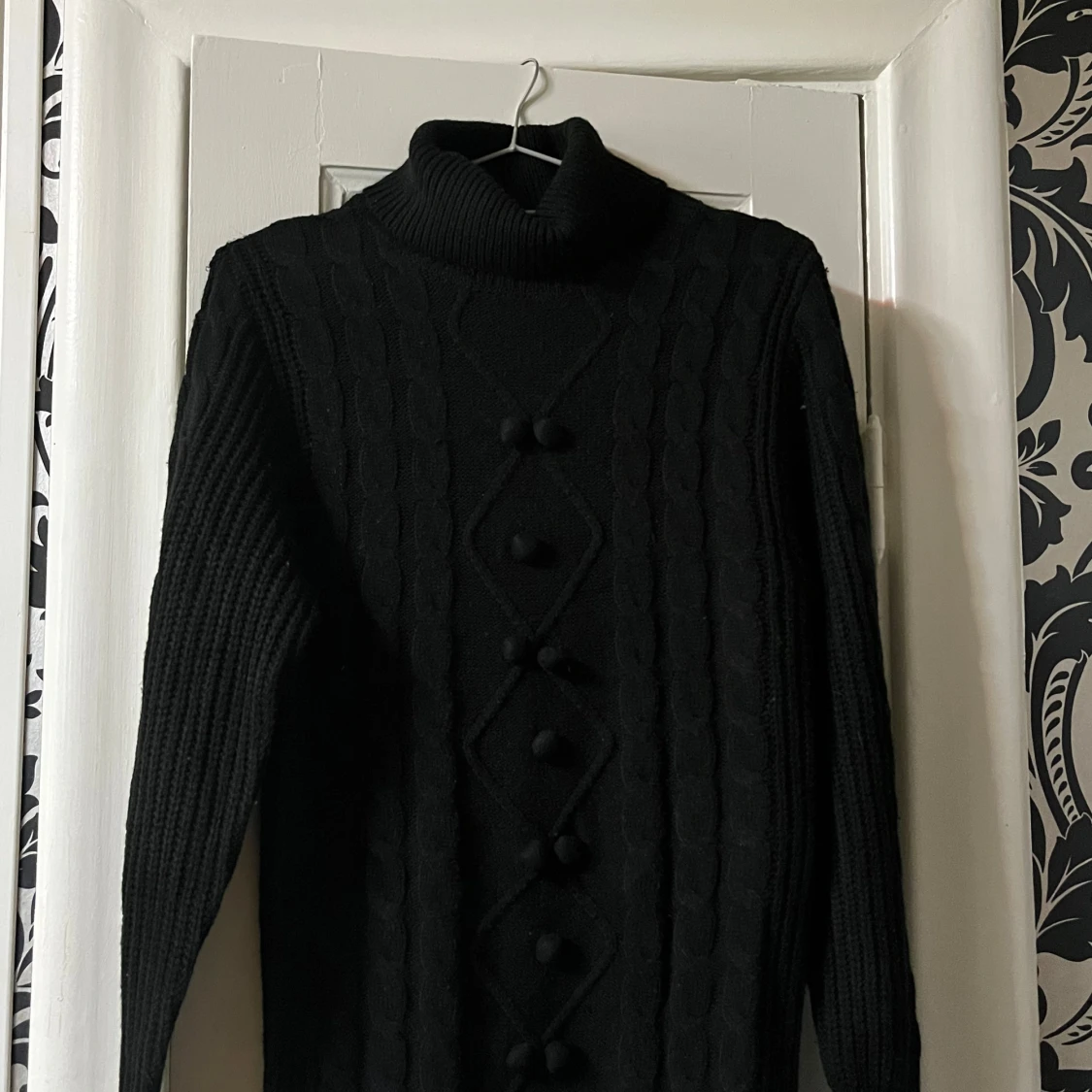 Svart polotröja med kabelstickning Boohoo