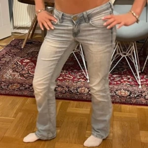 Ljusblå bootcut jeans - Säljer ett par ljusblå jeans med bootcut och lågmidja🩵str S 