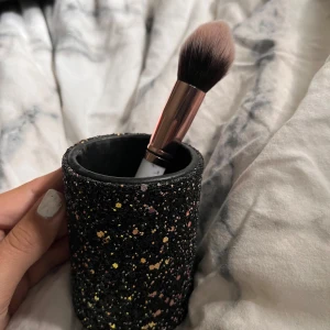 Svart glittrig sminkborstehållare - Snygg svart sminkborstehållare med glittrig yta och färgglada prickar/glitter i gult, rosa och lila. Perfekt för att organisera dina borstar på sminkbordet. Rund form och tillverkad i hård plast med glitterdetaljer som ger en cool vibe.🩷✨