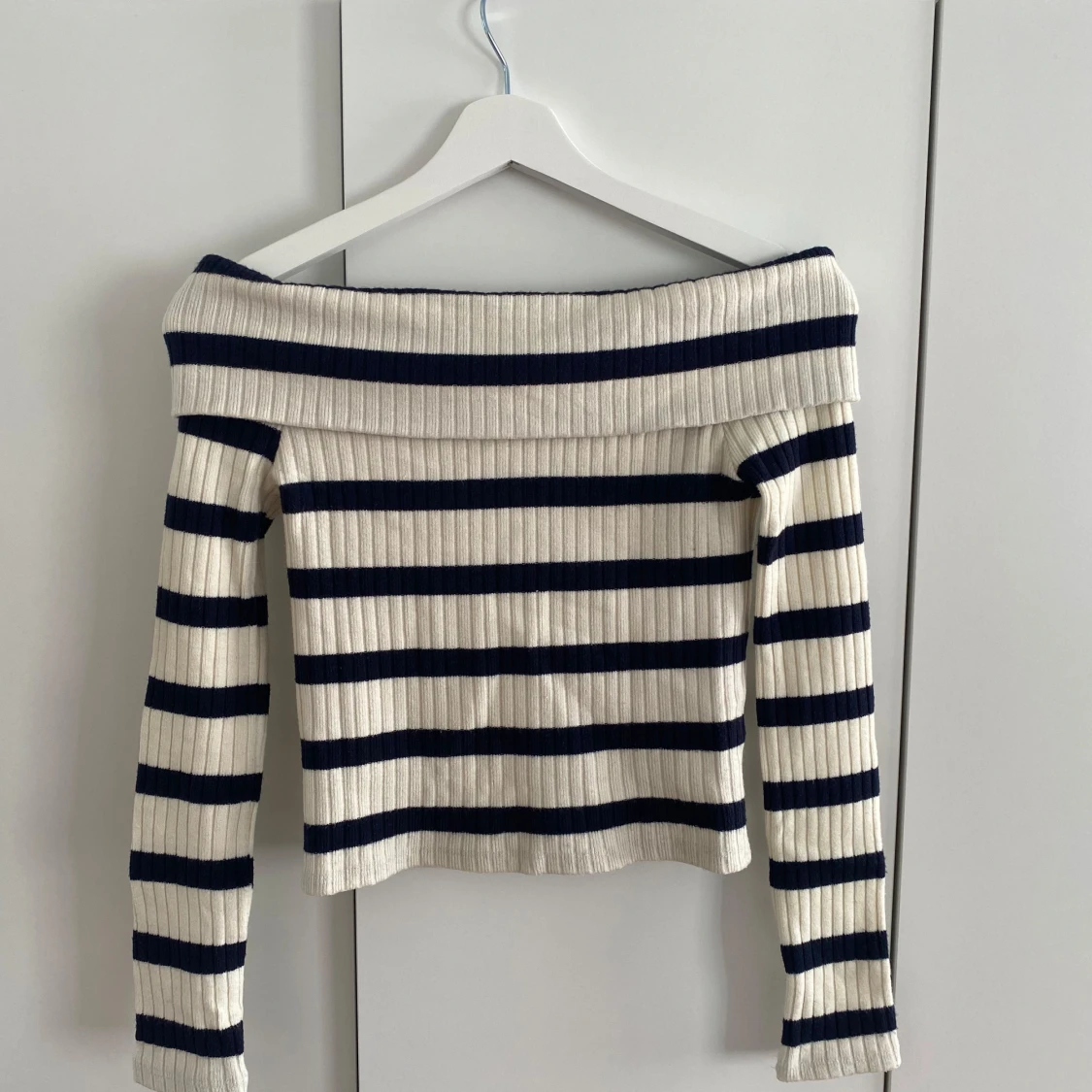 Randig offshoulder topp Stradivarius