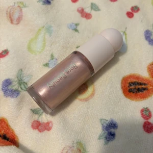 Rare Beauty Positive Light Luminizer - Säljer en Rare Beauty Positive Light Liquid Luminizer i färgen Enchant. Flytande highlighter med skimrande ljusrosa ton, aldrig använd 