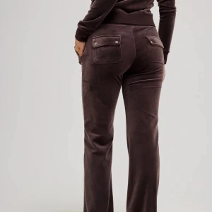 Bruna mjukisbyxor i sammet - juicy byxor storlek XS säljer för 450kr