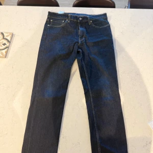 Levi's 511 mörkblå jeans W34 L34 - Säljer ett par Levi's 511 jeans i mörkblå tvätt med klassiska fem fickor och snygga kontrastsömmar. Modellen är slim och har en rak passform som sitter snyggt på benen. Inprincip aldrig använda, max 2 gånger! 