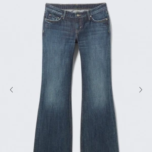 Nova jeans💗 - Köptes i Köpenhamn inne på weekday och aldrig använda 💗 Dem passade inte och klippte av alla lappar💗 Storlek 26:34