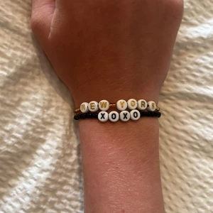 Armband - Handgjorda armband med bokstäver. Olika färger med olika texter på och det går även att specialbeställa armband med valfri text och i valfri färg. Priset beror på hur svårt armbandet var att göra de kostar 75/90 kr, (priset går att diskuteras!