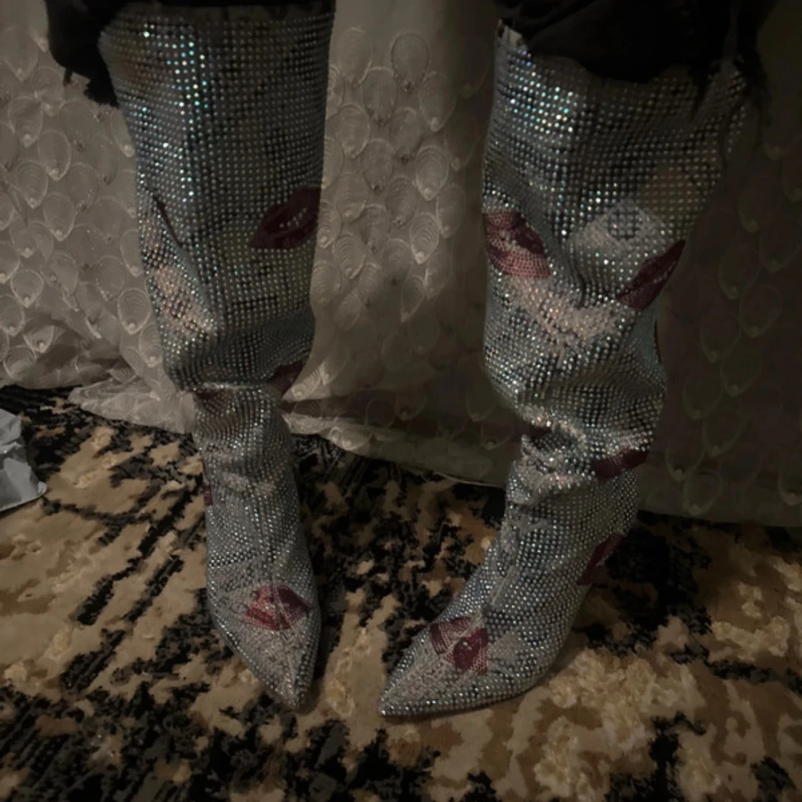 Glittriga silverstövlar med läppmotiv