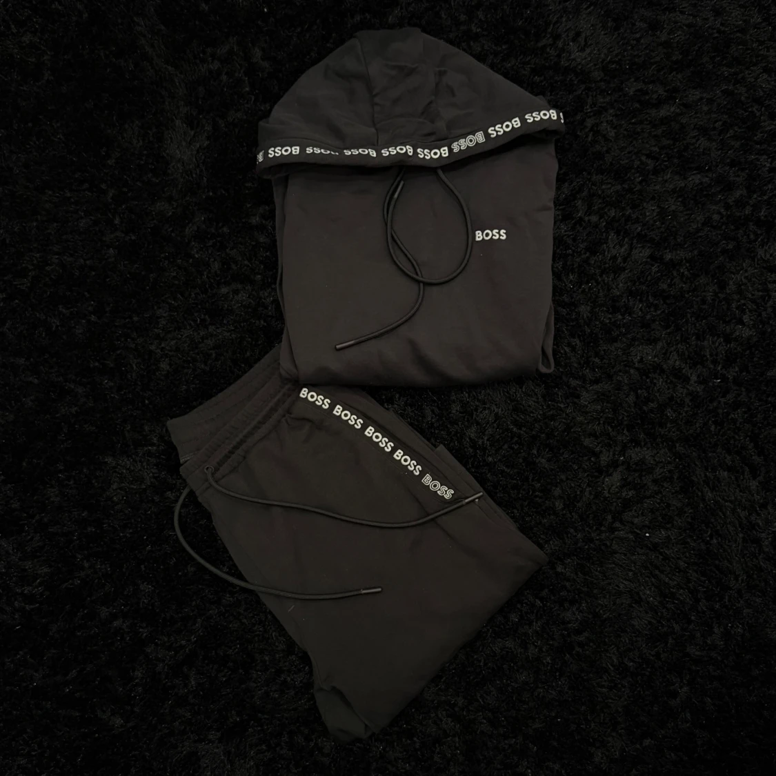 Svart dress hoodie och byxor från BOSS