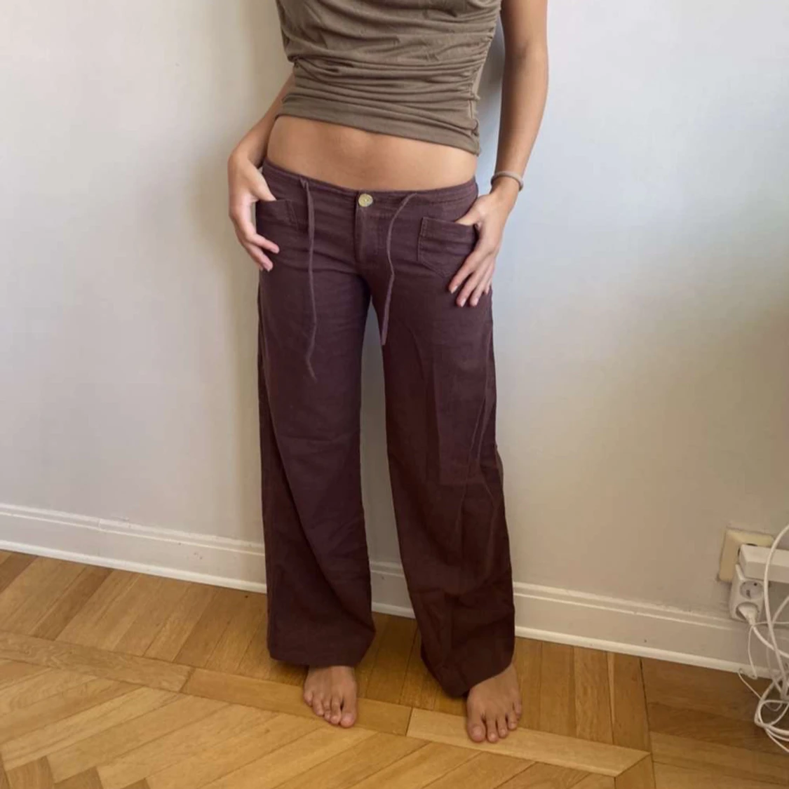 Bruna vida byxor med kontrastsömmar - 4