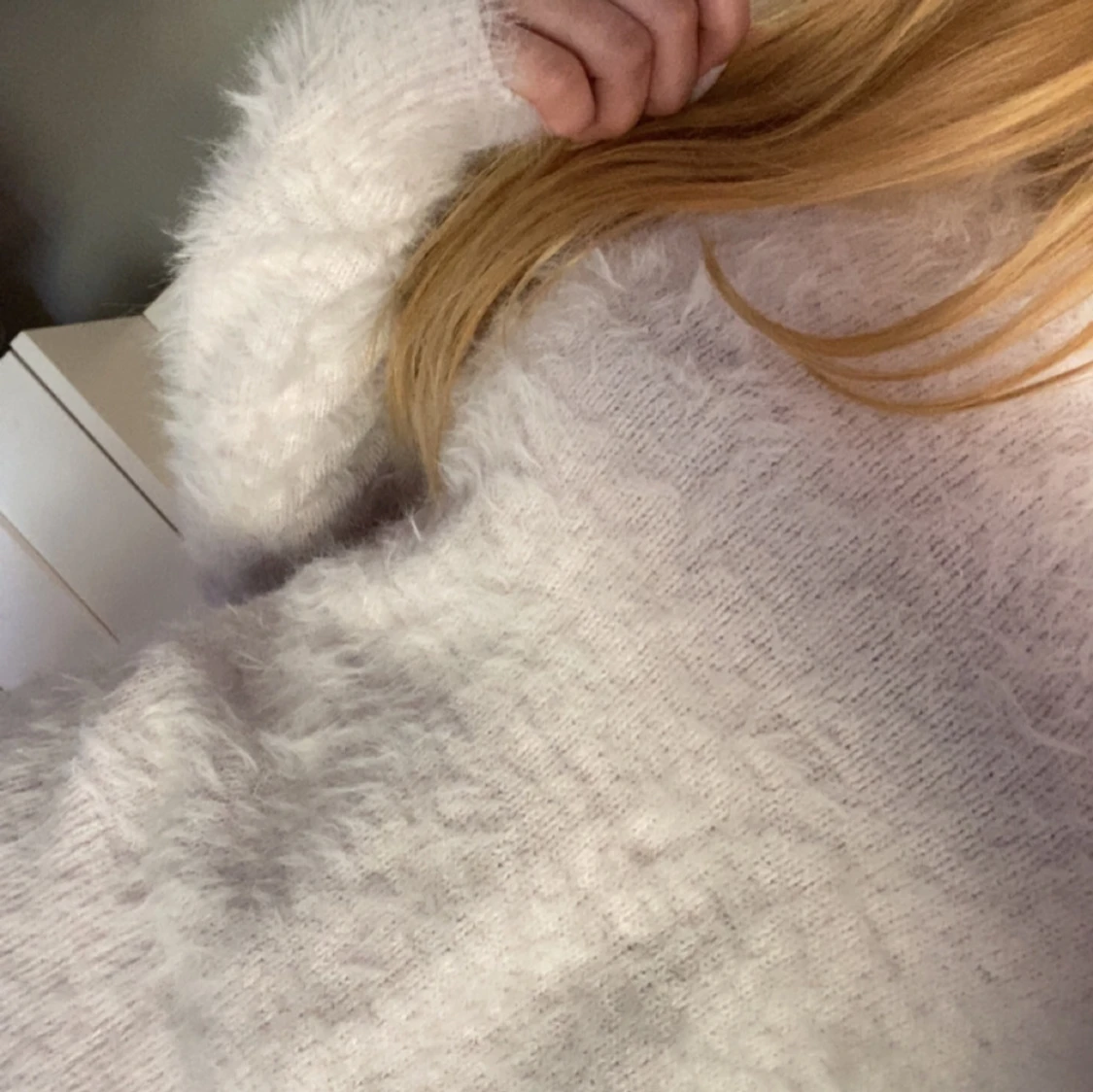 Vit fluffig stickad tröja - 2