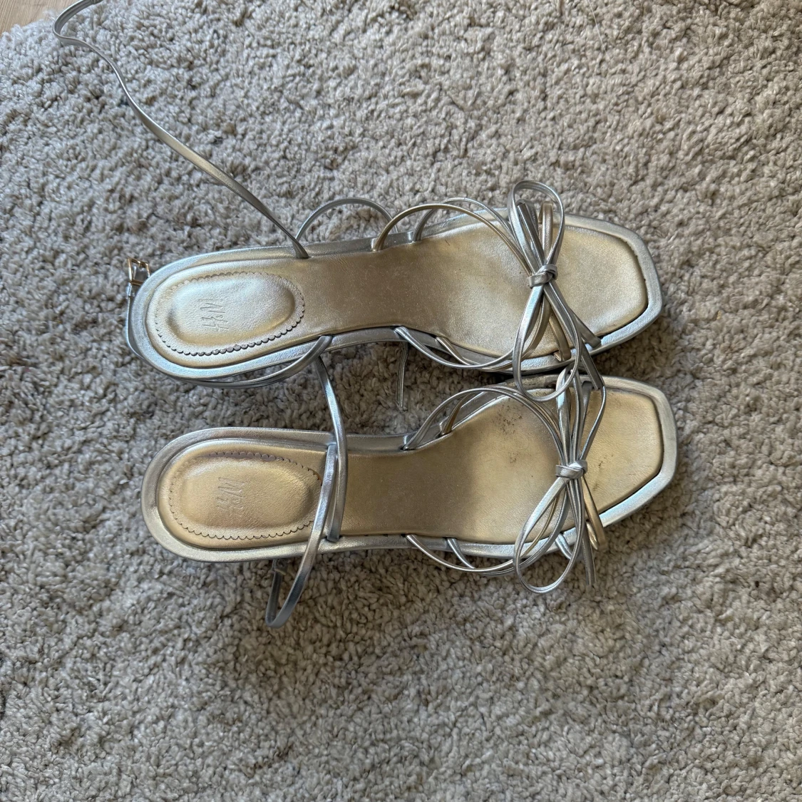 Silver/ guld klackar från H&M - 3