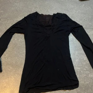 Svart långärmad topp från Intimissimi - Jag säljer denna intimissmi tröjan för ett mycket billigare pris eftersom att jag har toka missfärga den