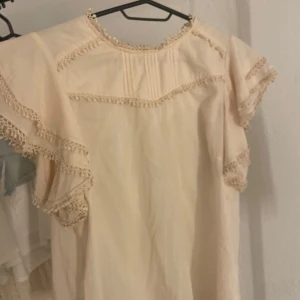 Ljus aprikos blus  - Ljus aprikos blus från mango💕Jättefin med volanger, perfekta sommartoppen som passar med vad som😊