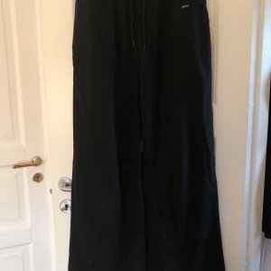 Svarta vida mjukisbyxor  - Svarta mjukisbyxor med vida ben och resår i midjan samt dragsko. Byxorna har en enkel design och är tillverkade i ett mjukt material och är i storlek xs/s 🖤