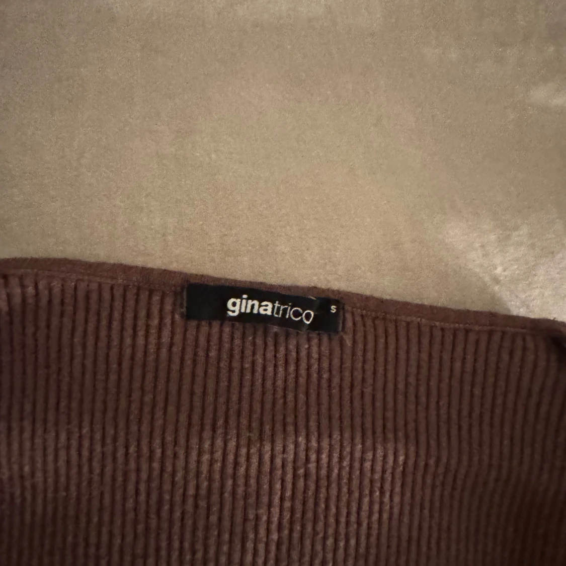 Brun ribbad topp från Gina Tricot - 2