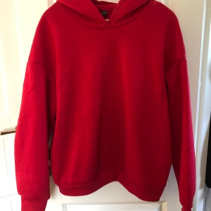 Röd hoodie  - En enkel och stilren röd hoodie från SHEIN i storlek M. Tröjan har huva, långa ärmar och ribbade muddar vid ärmslut och nederkant ❤️