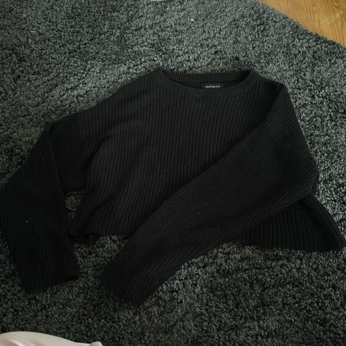 Svart croppad stickad tröja från Even&Odd