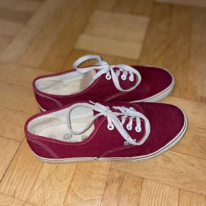 Vinröda sneakers från Davidnik - Ett par snygga vinröda sneakers från Davidnik med vita snören och vit sula. Skorna har en klassisk, låg modell med rund tå och är tillverkade i textilmaterial! Passar även stl. 39! ❤️