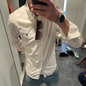 Ralph lauren skjorta  - En snygg vit Ralph lauren skjorta perfekt till sommaren☀️