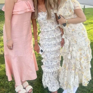 Sommarklänning från bohoo!! - Säljer klänningen i mitten!! Såååå himla fin verkligen dröm klänningen som passar perfekt till midsommar 🥰köpte på plick men passade mig tyvärr inte… hör av er vid frågor!!