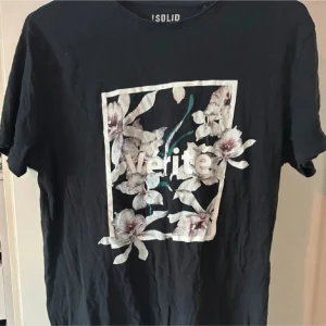 Blommig T-shirt  - En sjukt snygg svart t-shirt med blommigt tryck! Använd relativt mycket därav priset!💕