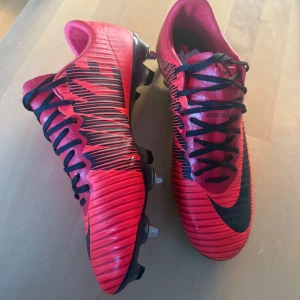 Röda Nike fotbollsskor - Säljer dessa röda Nike fotbollsskor i storlek 41. Inköpspris är 2699kr. Endast använda under 2 stycken träningspass så dem är iprincip helt nya! De är skruvdobbar ska tilläggas!😁Bara att skicka ett meddelande vid intresse. Priset kan diskuteras vid snabb affär 🙏