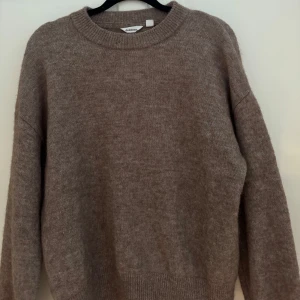 Beige stickad tröja från Dobber (MQ) - Mysig beige tjocktröja från Dobber (MQ), håller en varm under sommaren, men ännu bättre inför hösten elr våren! Pris kan diskuteras. 