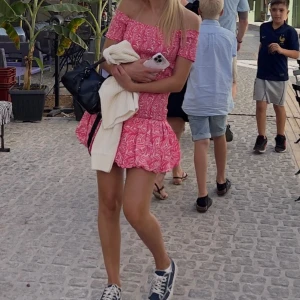 Rosa offshoulder klänning med volang - Säljer en söt rosa offshoulder klänning med smockad överdel och volang nertill. Perfekt för sommaren!!💕Klänningen är storlek S och är bara använd 2 gånger🙌