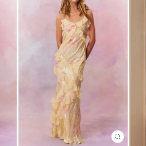 SÖKER!! - SÖKER AKUT! Måste hitta en innan min kusins bröllop. Xs eller S