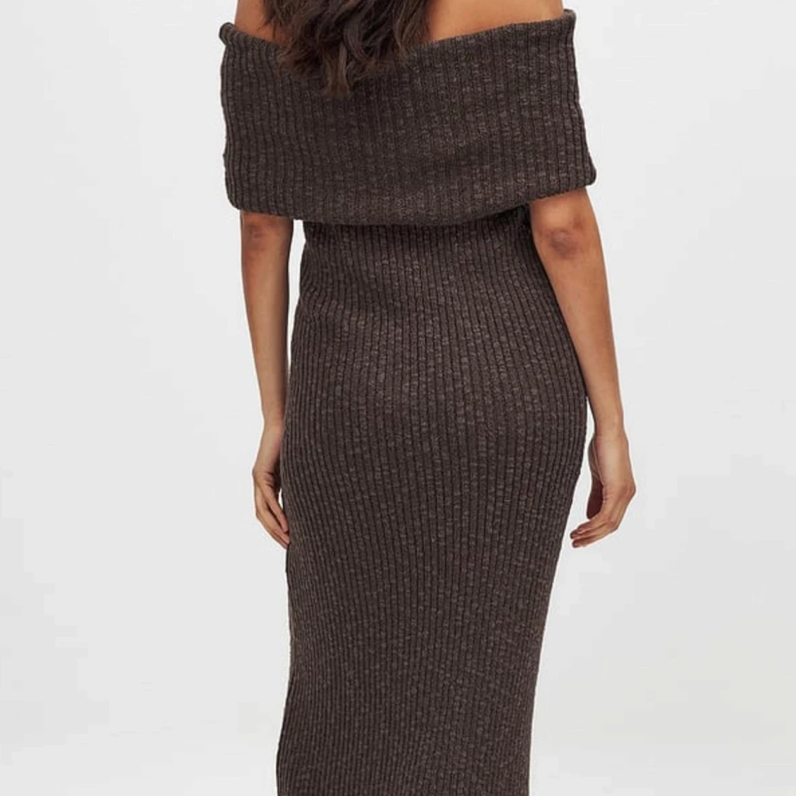 Brun ribbad offshoulder långklänning  - 1