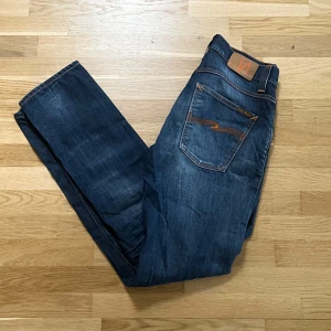 Nudie jeans Grim Tim  - Nudie jeans Grim Tim färgen White knee. Storlek W31 L34. Mycket bra skick.  Kom dm för mått eller annat! 